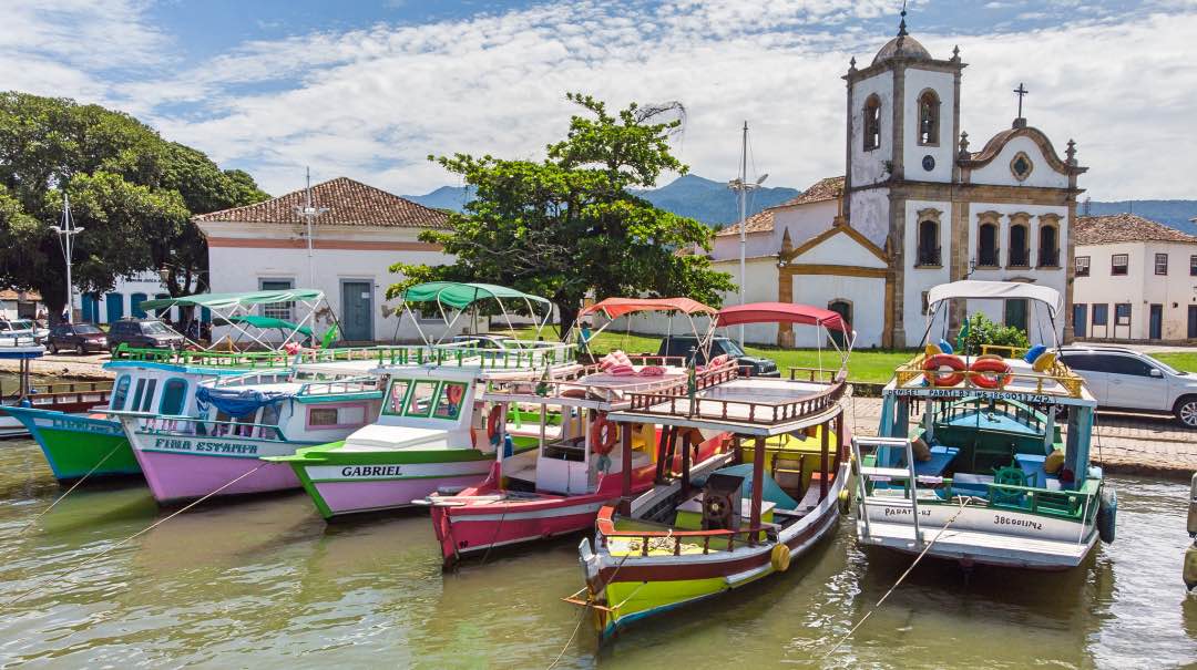 Brazilië Paraty gekleurde boten