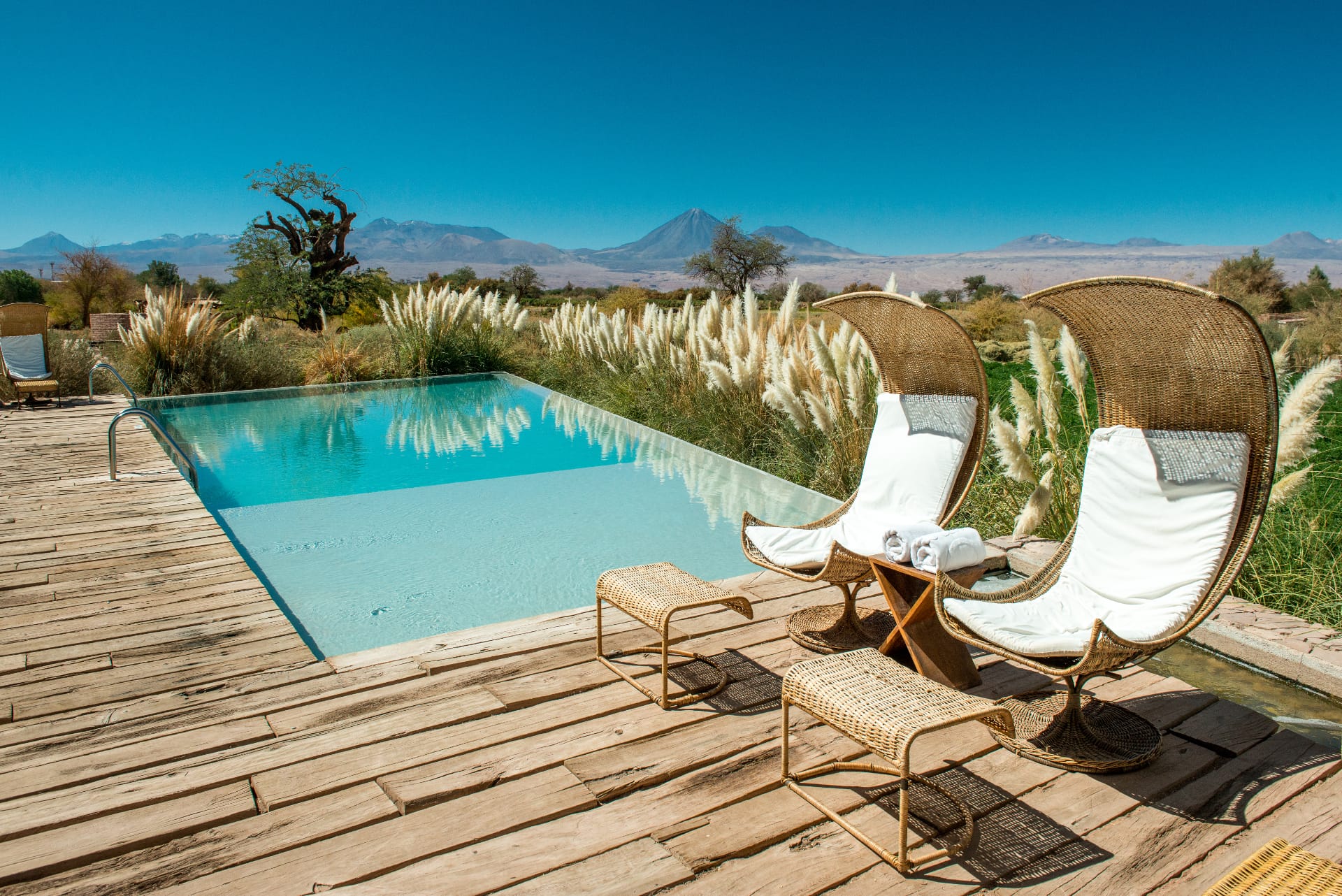Chili Tierra Atacama zwembad met relaxstoelen