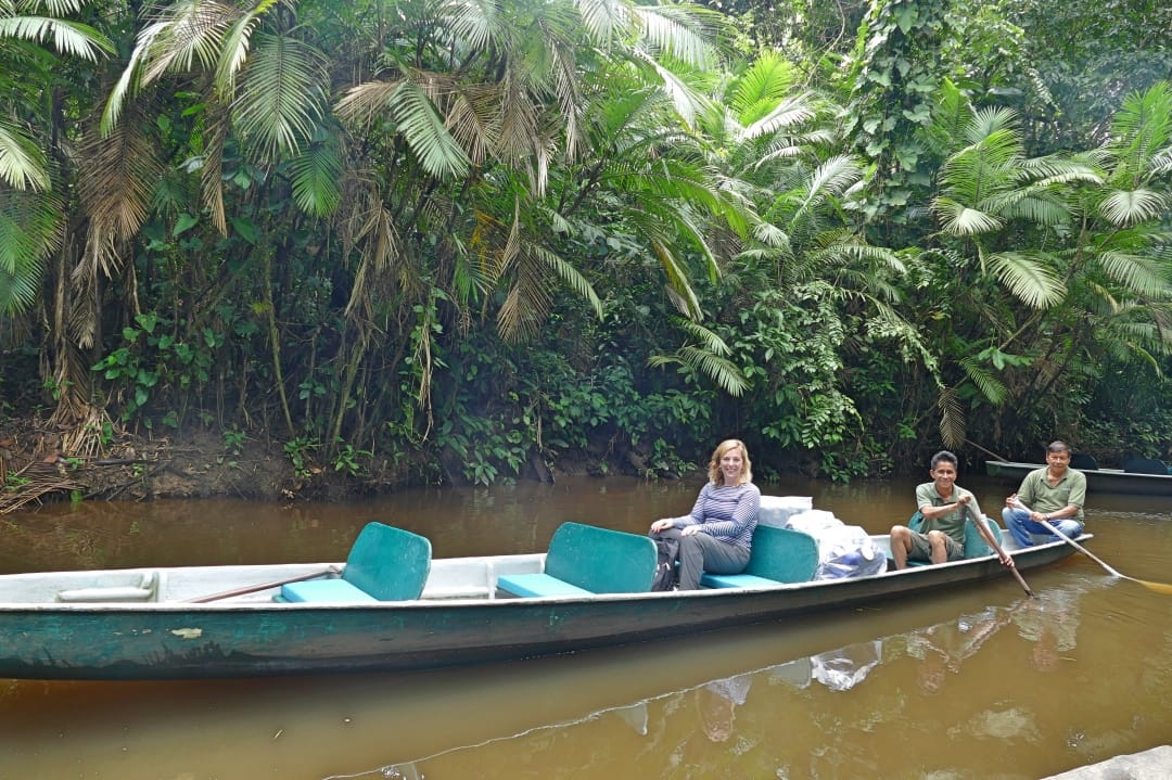 Ecuador Napo Wildlife Center Nicole in peddelkano