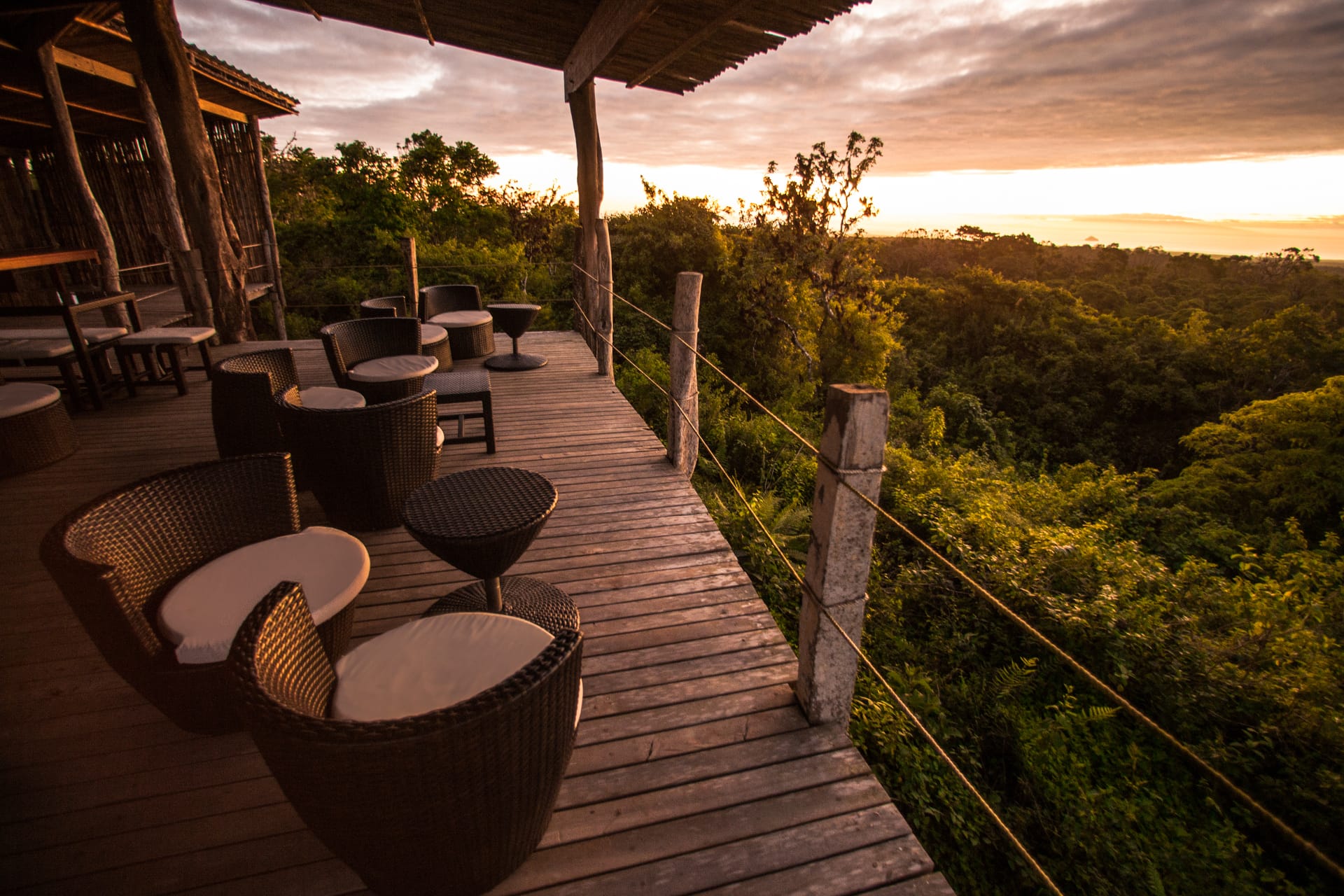 Galapagos Safari Camp zonsondergang sun deck