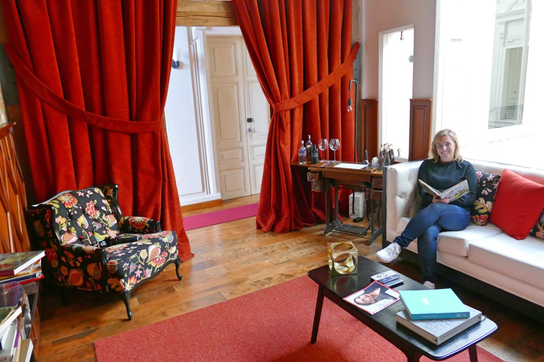 Ecuador Quito Nicole in de Bibliotheek Hotel Carlota