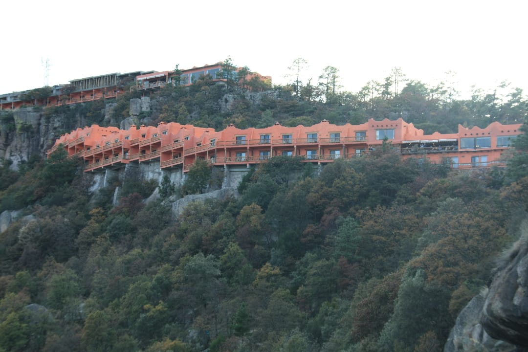 Hotel Mirador in Mexico Copper Canyon op klif