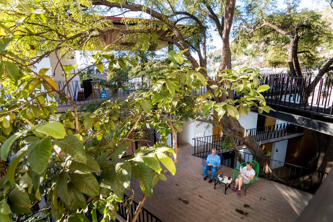 Mexico Oaxaca Hotel con Corazon buiten zitten