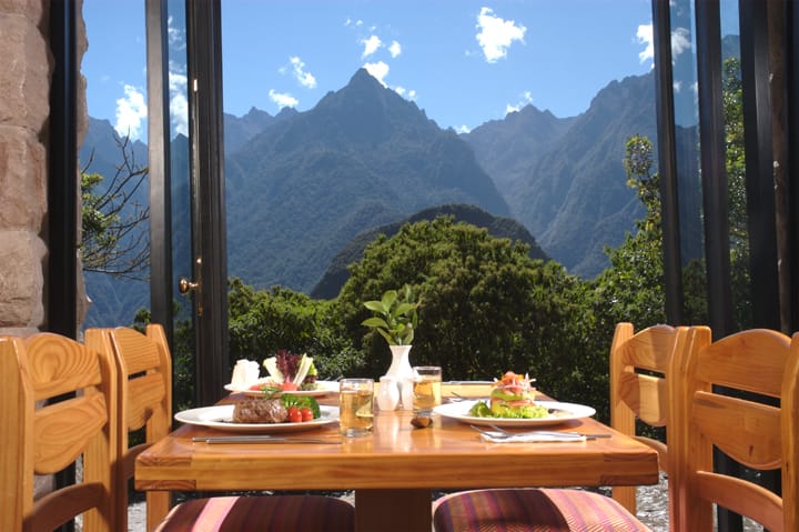 Peru Belmond Sanctuary Lodge ontbijt met uitzicht