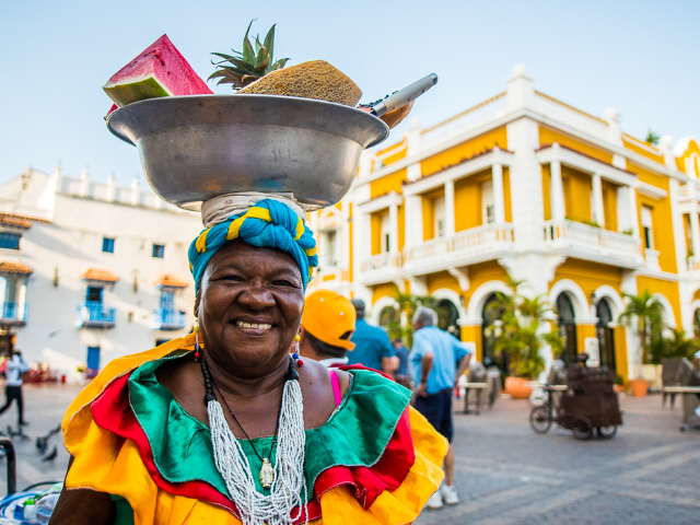 familiereis Colombia kleurrijke dame in Cartagena