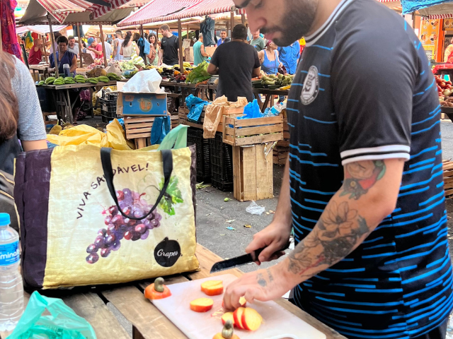 Brazilië Rio de Janeiro foodtour fruit proeven op de markt
