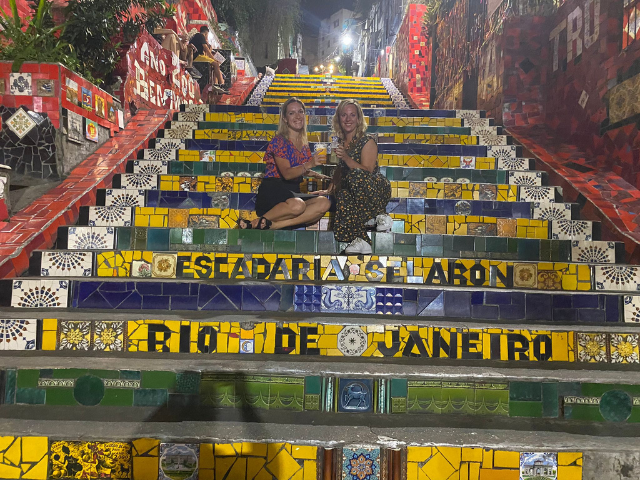 Brazilië Rio de Janeiro Lapa Nicole met Julie op de trappen