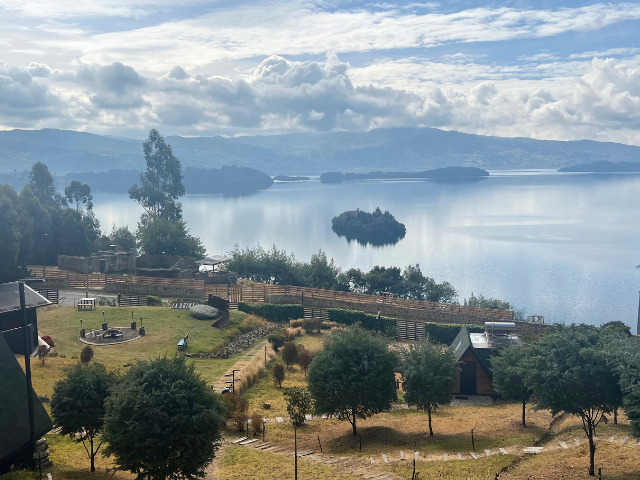 roadtrip Colombia lago Tota uitzicht