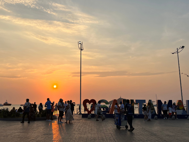 Colombia Santa Marta zonsondergang op de boulevard