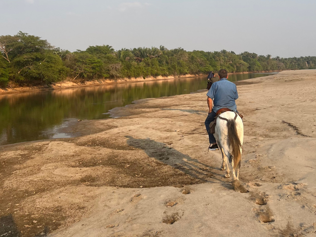 Avontuurlijke reis Colombia los llanos paardrijden rivier