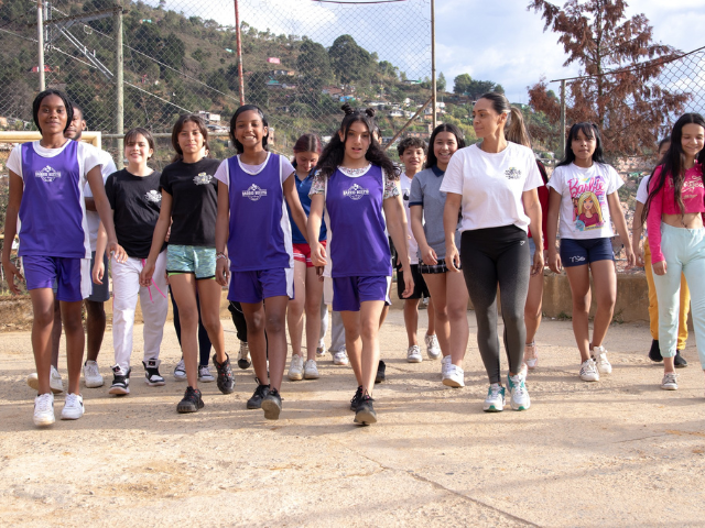 Colombia Mi Barrio kinderen op voetbalveld