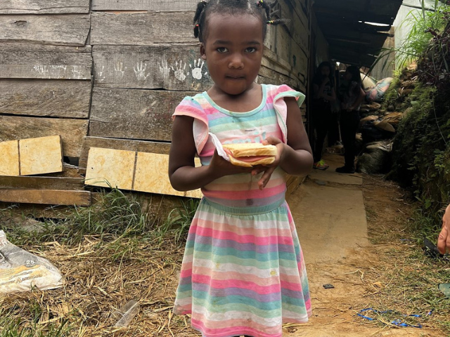 Colombia Mi Barrio kindje met sandwich