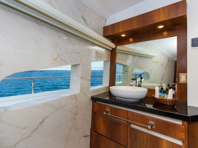 Galapagos cruise Grand Majestic badkamer