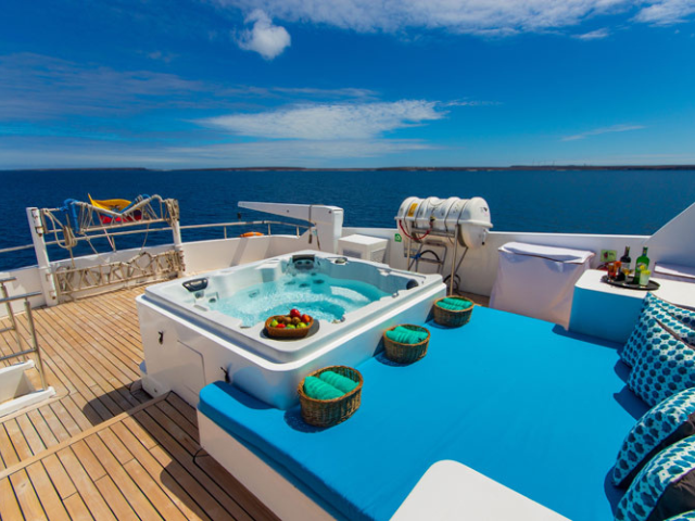 Galapagos cruise Grand Majestic zonnedek met jacuzzi