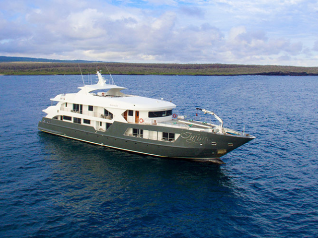 Galapagos cruise Infinity