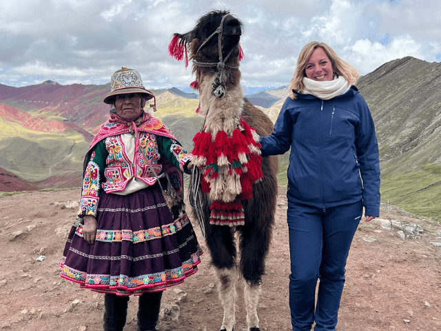Peru Cusco Palcoyo Mountain Nicole met lama en lokale Inca