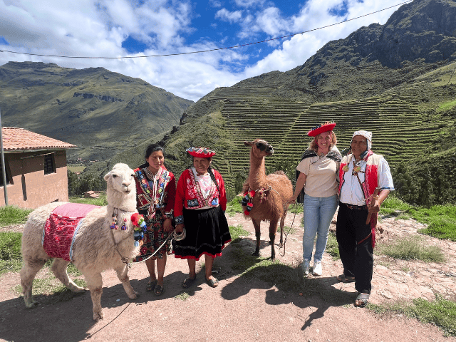Peru Sacred Valley de Heilige Vallei van de Inca's groepsfoto met de locals
