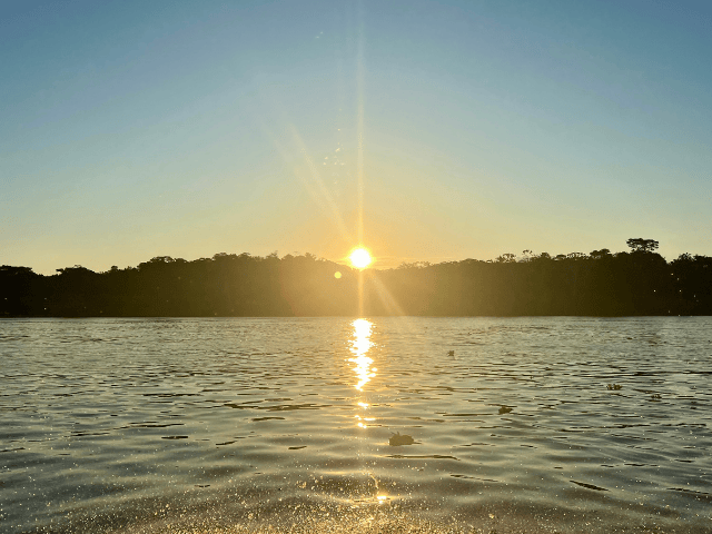 Peru Amazone Cruise La Perla Zonsondergang bij de rivier