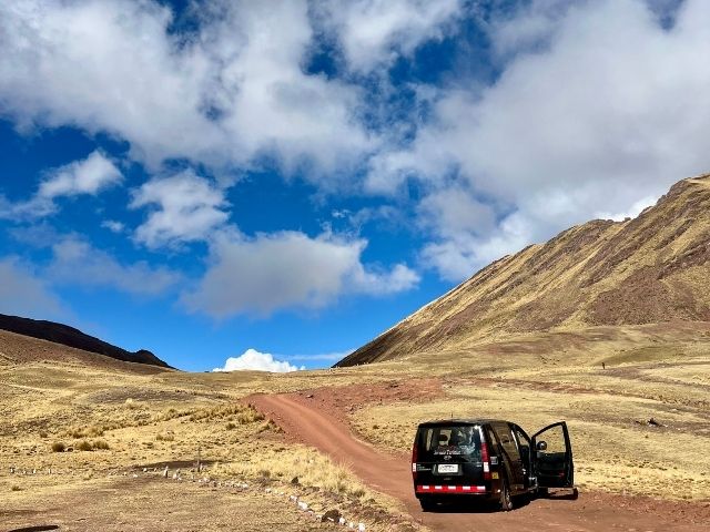 Pallay Punchu alternatief Rainbow Mountain met de auto door de bergen