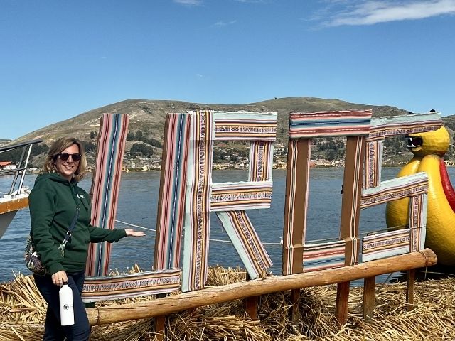 Lake Titicaca Peru Nicole op Uros eilanden